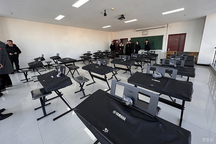 [写真] 老年大学への楽器贈呈