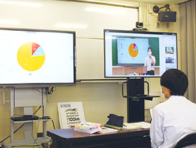 [写真] 電子黒板とYVC-1000を活用した授業のライブ配信