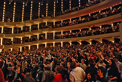 終演後、手を振って見送られている様子