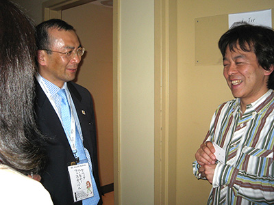 西岡総領事と須川氏の歓談模様