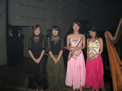 初演「ホールニューワールド」の演奏（ハープ彩愛玲、フルート小島まり絵、マリンバ、榎本有里子、石原史織）
