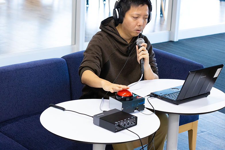 画像: 特定の人の歌声に変換する技術 TransVox™