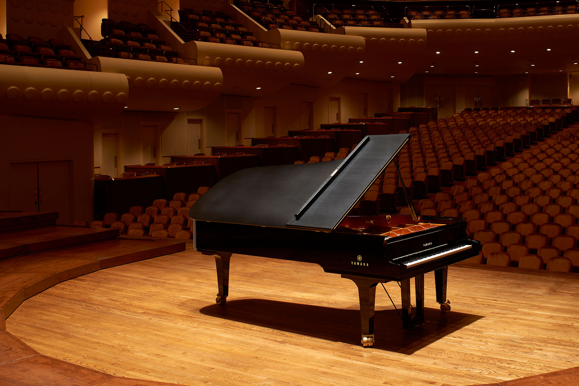 Музыку ютуб пианино. Рояль Steinway Рахманинова. Рояль в концертном зале. Концертное пианино. Рояль на сцене.