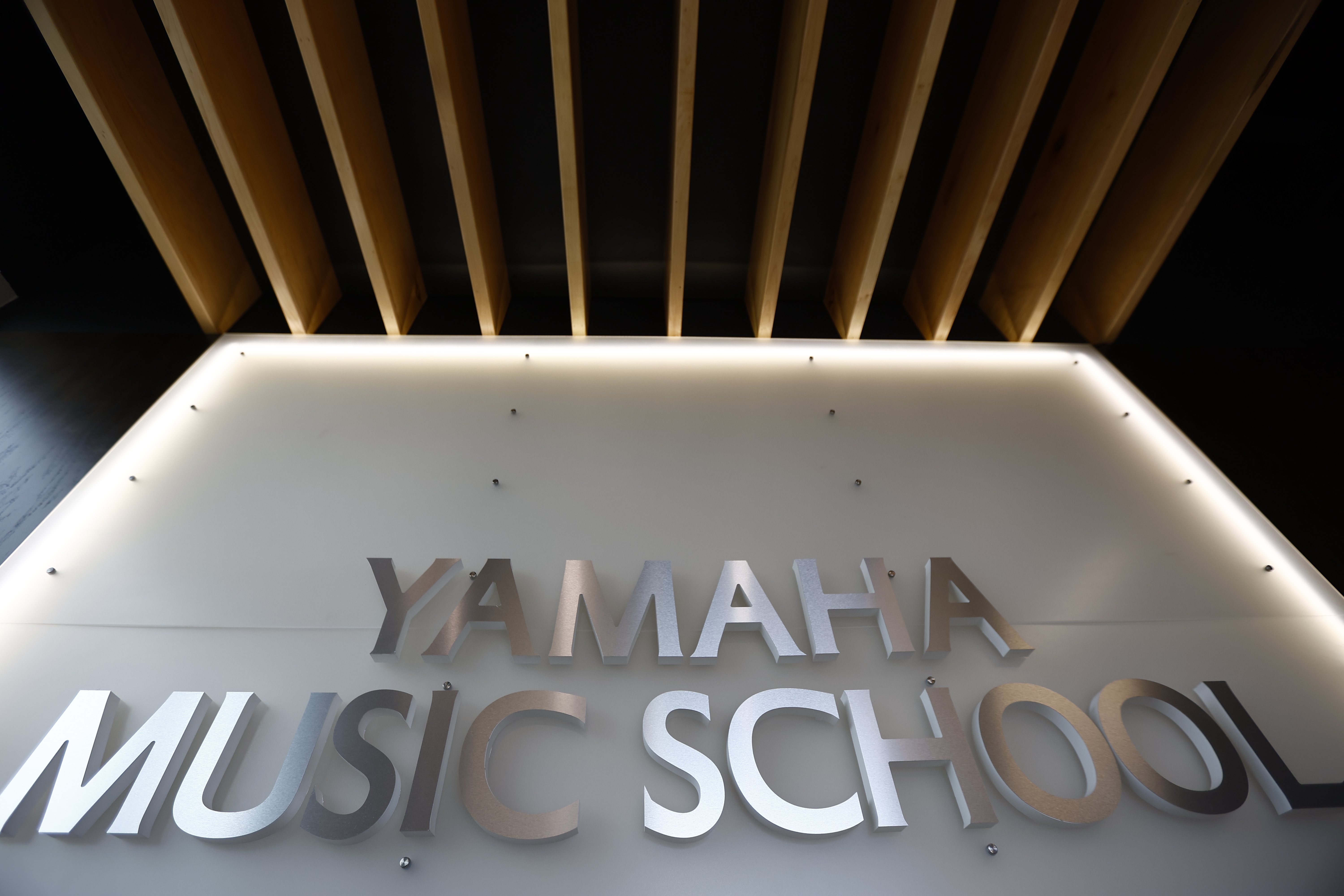 Yamaha professional guitar instructors teaching children how to play the guitar