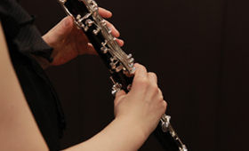 How to hold a clarinet Angle seen from the side