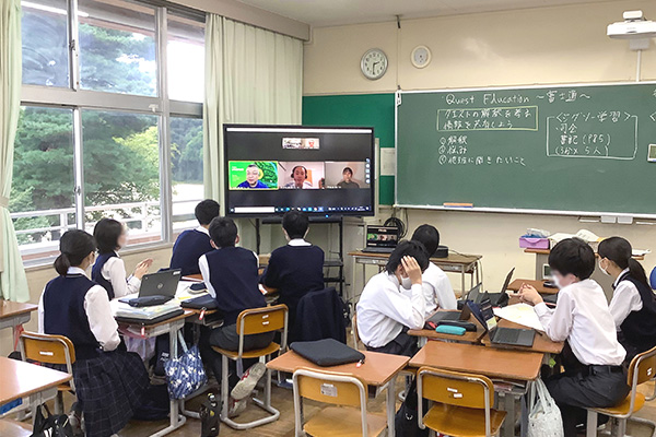 [写真] 先生だけでなく、生徒の声や教室の雰囲気も伝えるオンライン授業