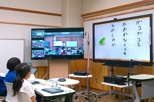 [写真] 電子黒板とYVC-1000を活用した授業のライブ配信